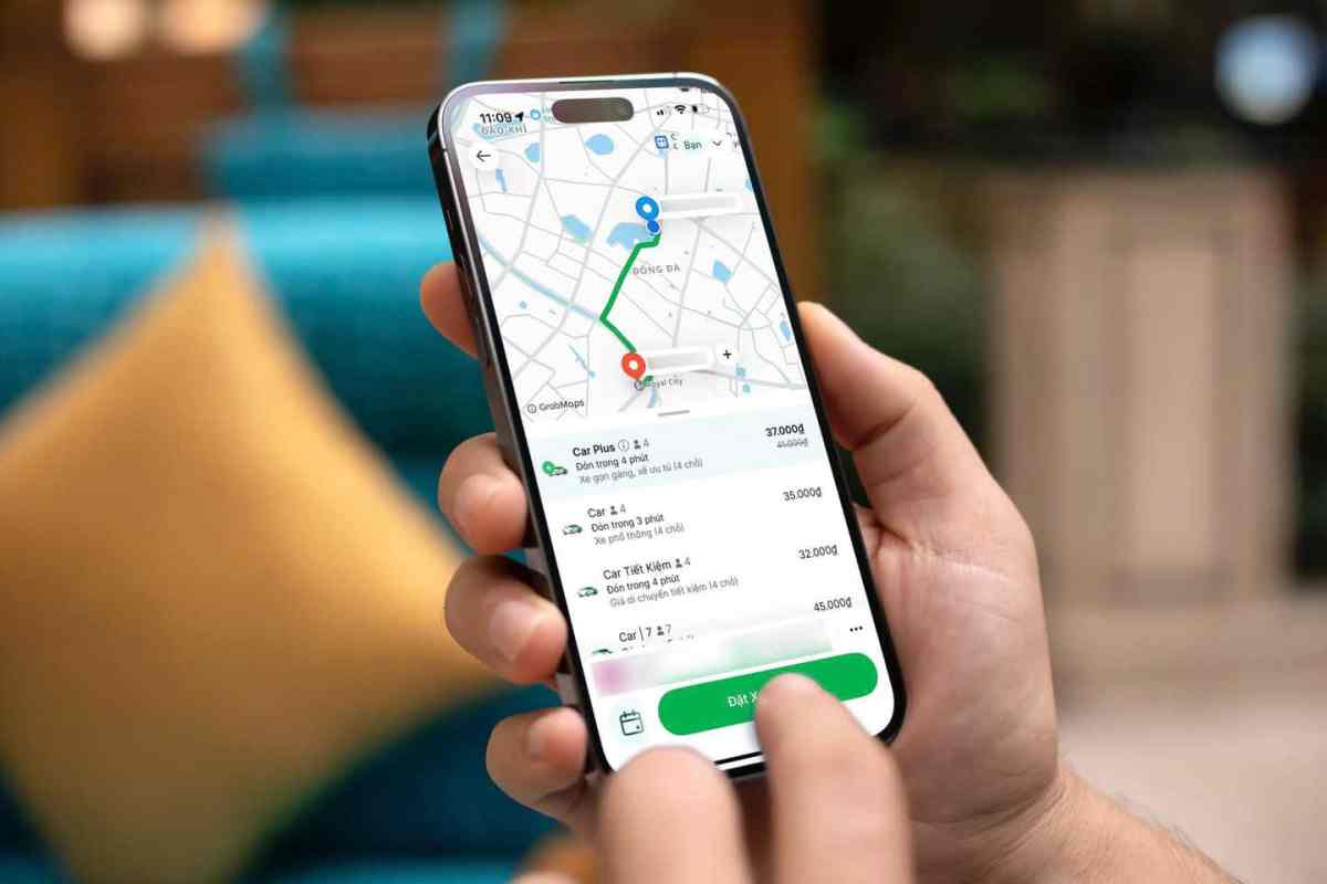 Người dùng thao tác trên ứng dụng GrabCar Plus của Grab Việt Nam