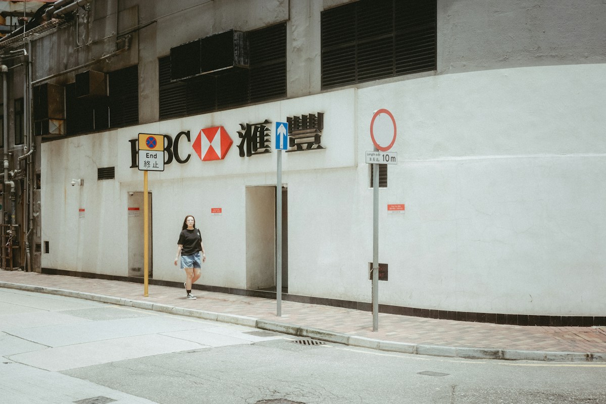 Hình ảnh thương hiệu HSBC trong môi trường đô thị