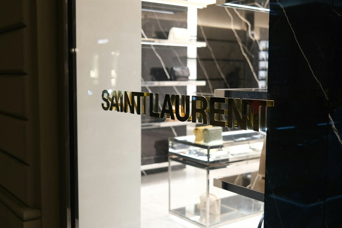 Cửa hàng Saint Laurent trong chiến lược phân phối xa xỉ