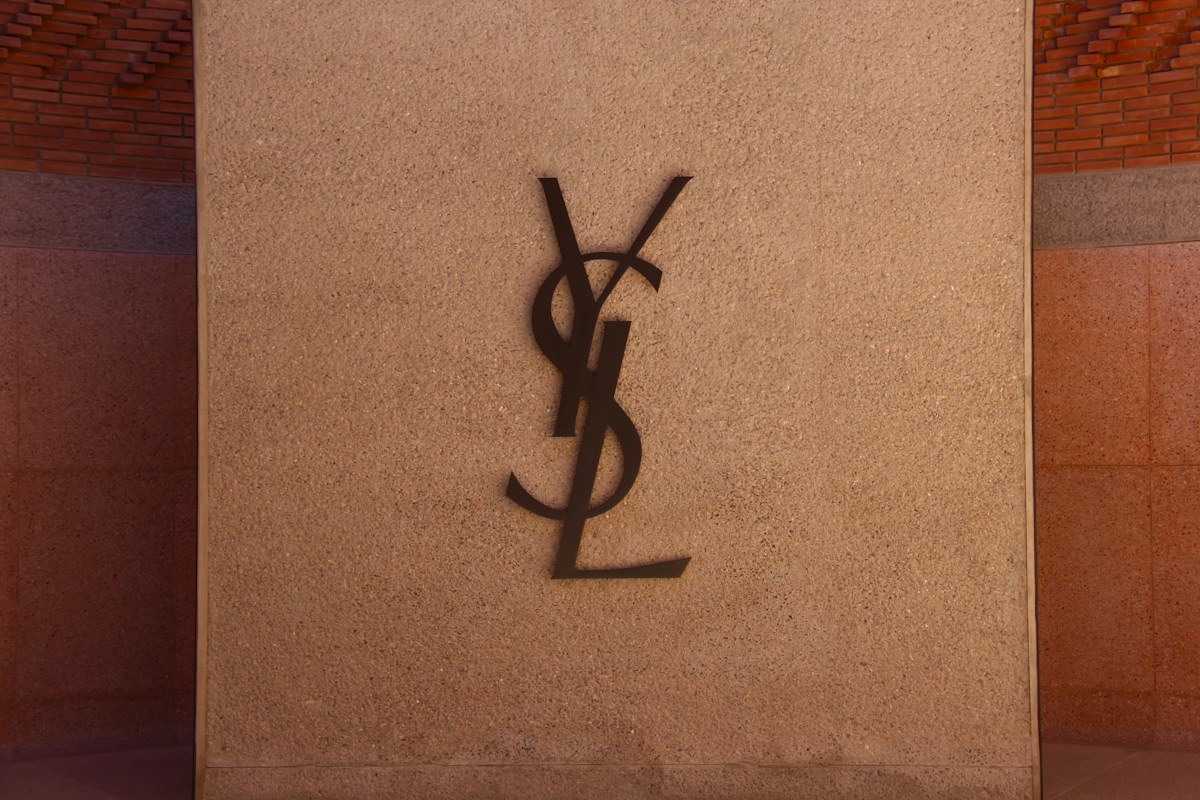 Bao bì và trải nghiệm sản phẩm Yves Saint Laurent