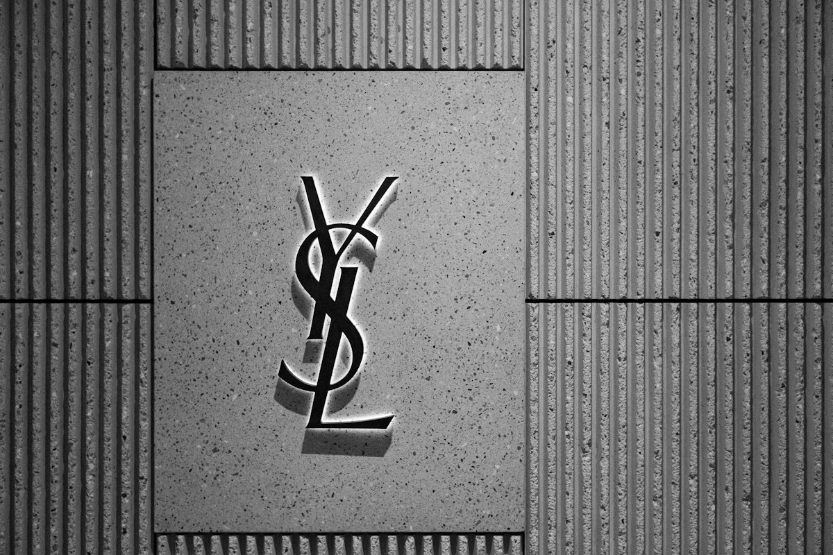Nhận diện thương hiệu Yves Saint Laurent